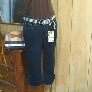 Capris jeans with stretchable belt